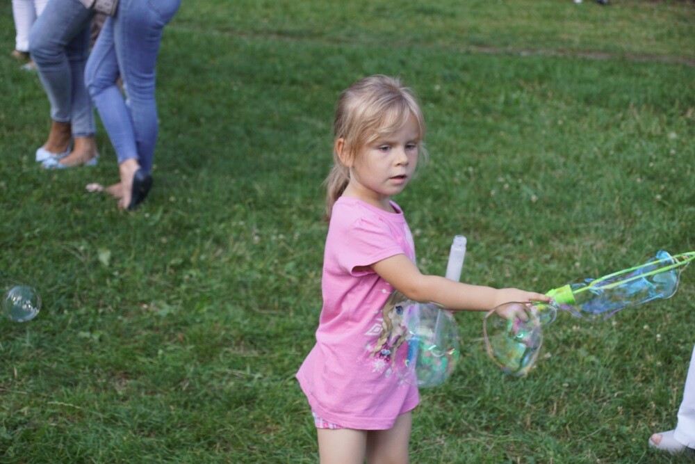 Kochłowickimi plantami zawładnęły dzisiaj dzieci! Podczas Festiwalu Baniek Mydlanych zorganizowanego przez Stowarzyszenie "Lepsze Kochłowice. Lepsza Ruda Śląska" dobrej zabawie, uśmiechom i radosnym okrzykom najmłodszych mieszkańców Rudy Śląskiej nie było końca.