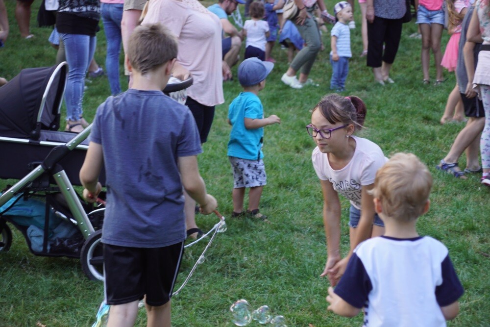 Kochłowickimi plantami zawładnęły dzisiaj dzieci! Podczas Festiwalu Baniek Mydlanych zorganizowanego przez Stowarzyszenie "Lepsze Kochłowice. Lepsza Ruda Śląska" dobrej zabawie, uśmiechom i radosnym okrzykom najmłodszych mieszkańców Rudy Śląskiej nie było końca.