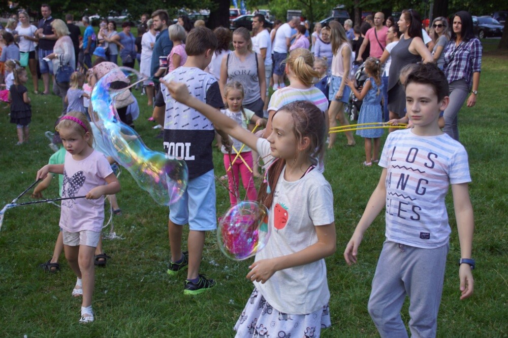Kochłowickimi plantami zawładnęły dzisiaj dzieci! Podczas Festiwalu Baniek Mydlanych zorganizowanego przez Stowarzyszenie "Lepsze Kochłowice. Lepsza Ruda Śląska" dobrej zabawie, uśmiechom i radosnym okrzykom najmłodszych mieszkańców Rudy Śląskiej nie było końca.