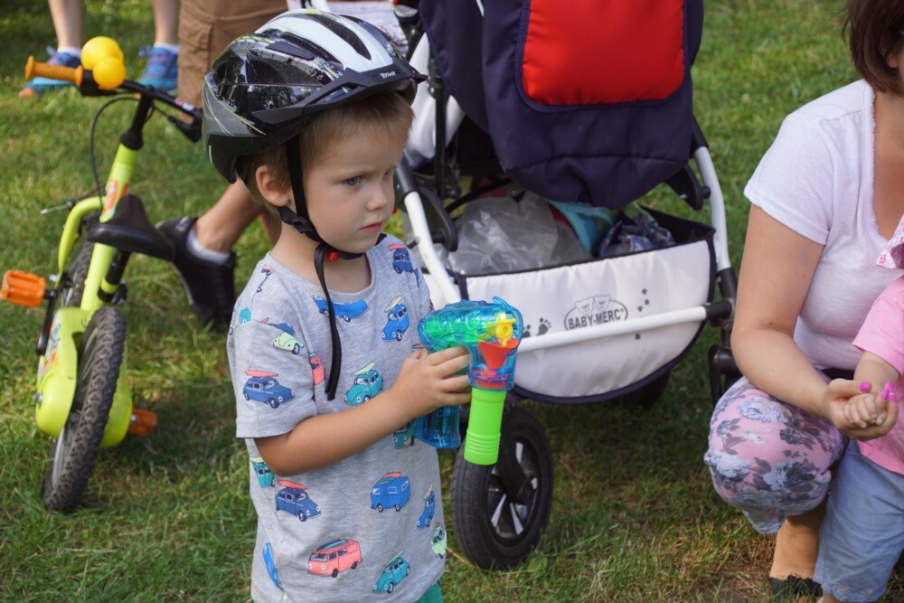 Kochłowickimi plantami zawładnęły dzisiaj dzieci! Podczas Festiwalu Baniek Mydlanych zorganizowanego przez Stowarzyszenie "Lepsze Kochłowice. Lepsza Ruda Śląska" dobrej zabawie, uśmiechom i radosnym okrzykom najmłodszych mieszkańców Rudy Śląskiej nie było końca.
