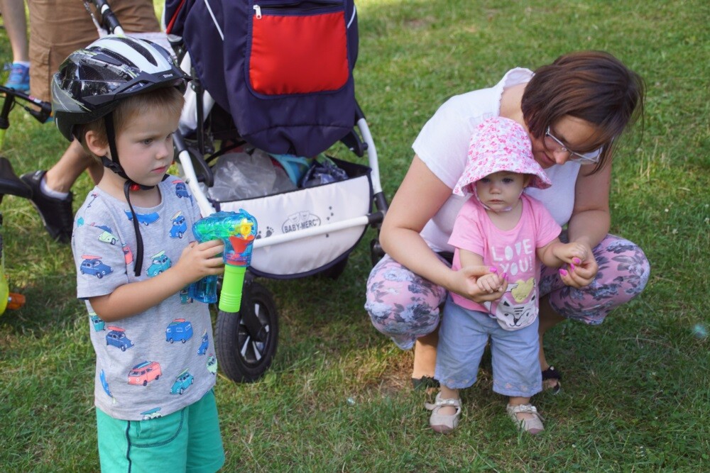 Kochłowickimi plantami zawładnęły dzisiaj dzieci! Podczas Festiwalu Baniek Mydlanych zorganizowanego przez Stowarzyszenie "Lepsze Kochłowice. Lepsza Ruda Śląska" dobrej zabawie, uśmiechom i radosnym okrzykom najmłodszych mieszkańców Rudy Śląskiej nie było końca.