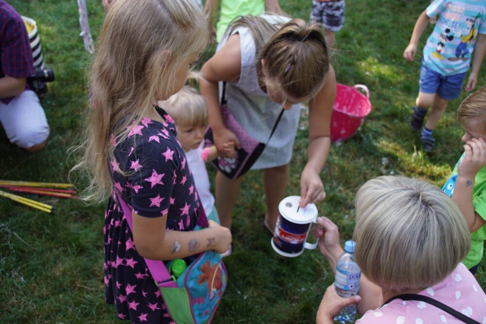 Kochłowickimi plantami zawładnęły dzisiaj dzieci! Podczas Festiwalu Baniek Mydlanych zorganizowanego przez Stowarzyszenie "Lepsze Kochłowice. Lepsza Ruda Śląska" dobrej zabawie, uśmiechom i radosnym okrzykom najmłodszych mieszkańców Rudy Śląskiej nie było końca.