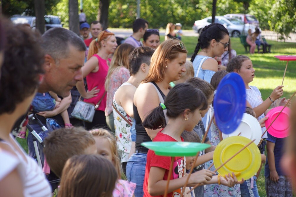 Kochłowickimi plantami zawładnęły dzisiaj dzieci! Podczas Festiwalu Baniek Mydlanych zorganizowanego przez Stowarzyszenie "Lepsze Kochłowice. Lepsza Ruda Śląska" dobrej zabawie, uśmiechom i radosnym okrzykom najmłodszych mieszkańców Rudy Śląskiej nie było końca.