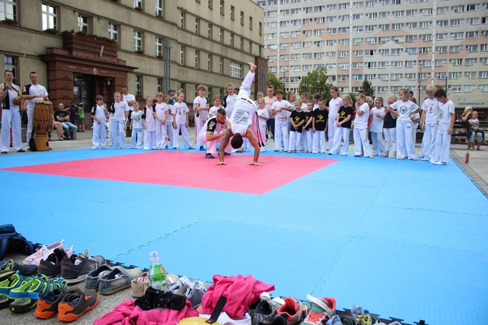Ponad 120 capoeristas z Polski  i zagranicy wzięło udział w Festiwalu Kultury Brazylijskiej, który odbył się w ostatni weekend w Nowym Bytomiu. Gośćmi tegorocznej edycji imprezy byli instruktorzy z Brazylii oraz Hiszpanii.
