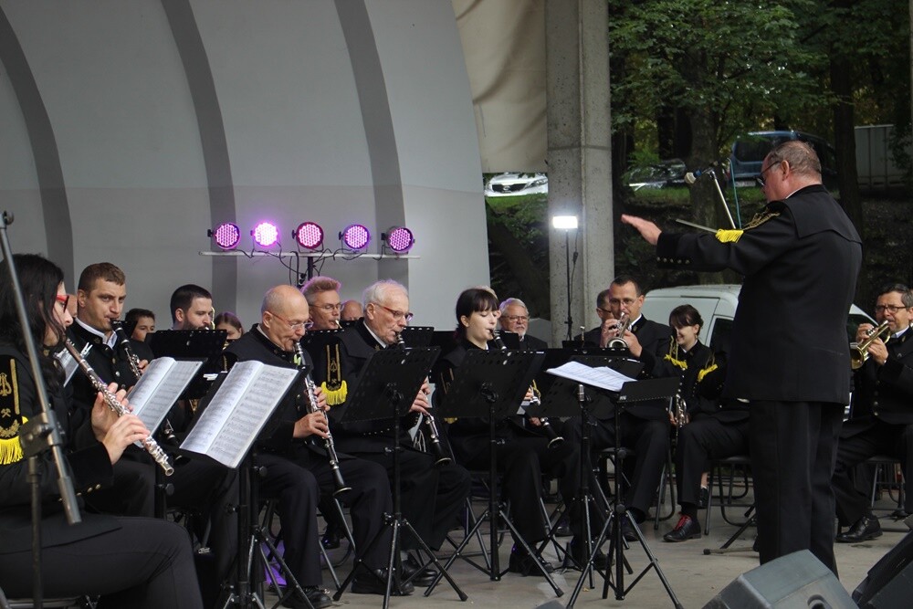 Wczoraj w Parku im. Augustyna Kozioła odbył się Międzynarodowy Festiwal Orkiestr Dętych, podczas którego zaprezentowały się rudzkie orkiestry dęte: „Pokój”, „Halemba” oraz „Bielszowice”.

fot. UM Ruda Śląska