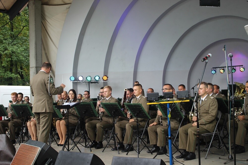 Wczoraj w Parku im. Augustyna Kozioła odbył się Międzynarodowy Festiwal Orkiestr Dętych, podczas którego zaprezentowały się rudzkie orkiestry dęte: „Pokój”, „Halemba” oraz „Bielszowice”.

fot. UM Ruda Śląska