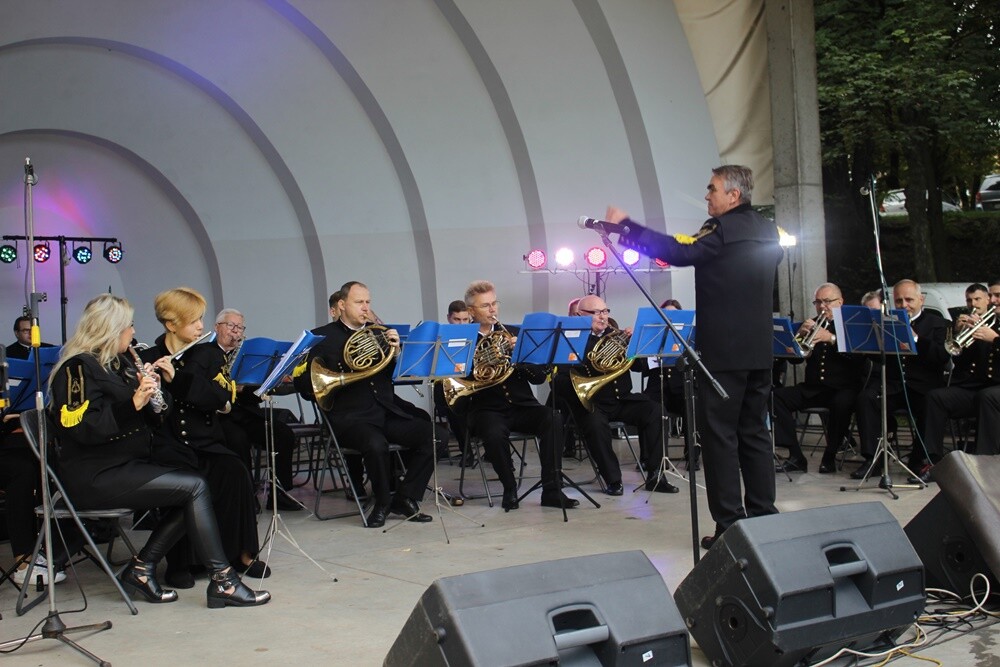 Wczoraj w Parku im. Augustyna Kozioła odbył się Międzynarodowy Festiwal Orkiestr Dętych, podczas którego zaprezentowały się rudzkie orkiestry dęte: „Pokój”, „Halemba” oraz „Bielszowice”.

fot. UM Ruda Śląska