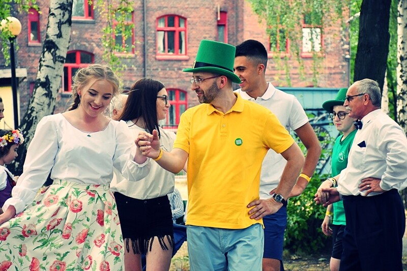 Pomimo epidemii koronowirusa festiwal PolskaEire w Rudzie Śląskiej odbędzie się także w tym roku, aczkolwiek tym razem w rzeczywistości wirtualnej! Będą warsztaty, wystawy, pokazy i koncerty. Festiwal rozpocznie się już 3 lipca i będzie trwał trzy dni!