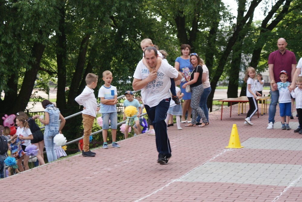W Przedszkolu "Bajkolandii" na Halembie było wczoraj radośnie, głośno, śpiewnie i tanecznie, a wszystko to przy okazji festynu pod hasłem: fajer po naszymu.