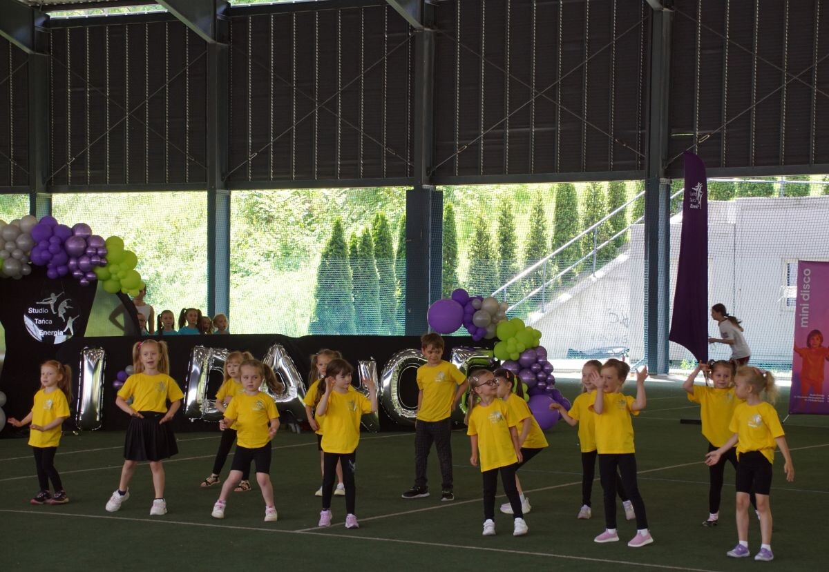 Studio Tańca "Energia" tanecznym krokiem kończy bieżący sezon aktywności! W sobotni poranek, 14 czerwca na kortach tenisowych Burloch Areny odbył się rodzinny festyn.
