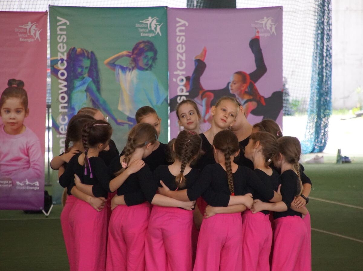 Studio Tańca "Energia" tanecznym krokiem kończy bieżący sezon aktywności! W sobotni poranek, 14 czerwca na kortach tenisowych Burloch Areny odbył się rodzinny festyn.