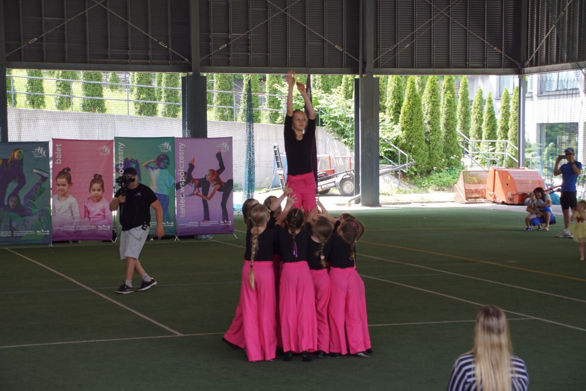 Studio Tańca "Energia" tanecznym krokiem kończy bieżący sezon aktywności! W sobotni poranek, 14 czerwca na kortach tenisowych Burloch Areny odbył się rodzinny festyn.