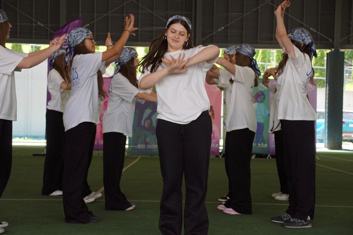 Studio Tańca "Energia" tanecznym krokiem kończy bieżący sezon aktywności! W sobotni poranek, 14 czerwca na kortach tenisowych Burloch Areny odbył się rodzinny festyn.