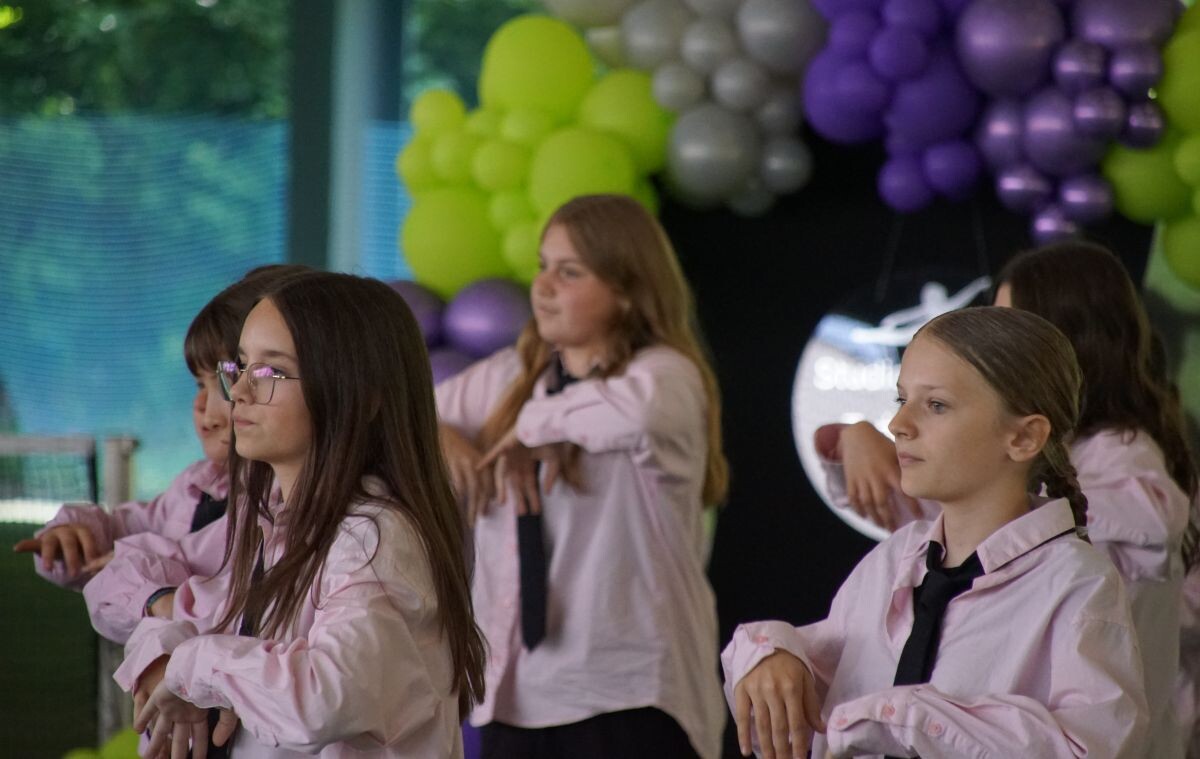 Studio Tańca "Energia" tanecznym krokiem kończy bieżący sezon aktywności! W sobotni poranek, 14 czerwca na kortach tenisowych Burloch Areny odbył się rodzinny festyn.