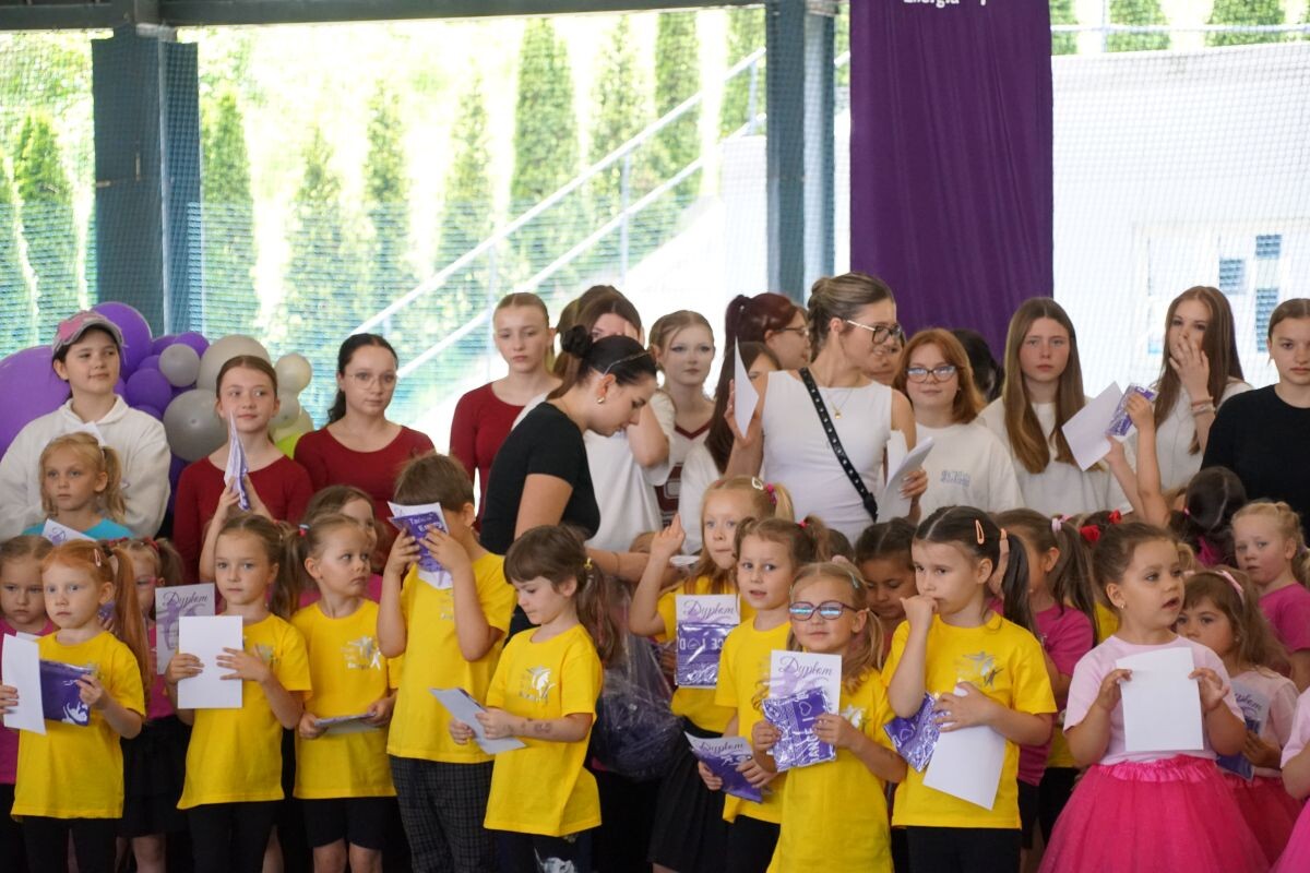 Studio Tańca "Energia" tanecznym krokiem kończy bieżący sezon aktywności! W sobotni poranek, 14 czerwca na kortach tenisowych Burloch Areny odbył się rodzinny festyn.