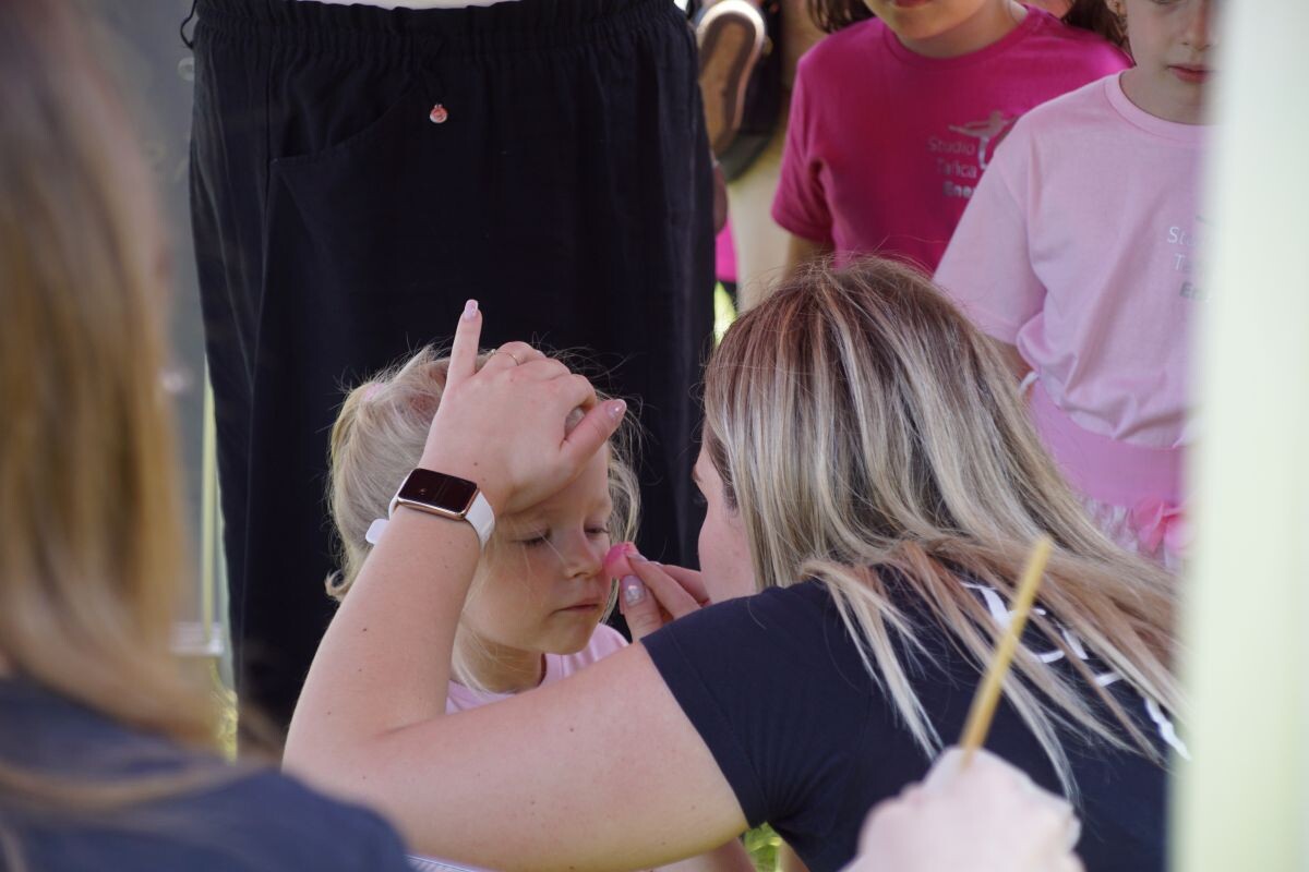 Studio Tańca "Energia" tanecznym krokiem kończy bieżący sezon aktywności! W sobotni poranek, 14 czerwca na kortach tenisowych Burloch Areny odbył się rodzinny festyn.