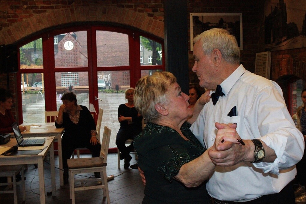 W ramach Dni Otwartych Funduszy Unijnych można było spędzić popołudnie na Pikniku ze Starszakami przy orzegowskim rynku. Było wesoło, tanecznie i po naszymu.