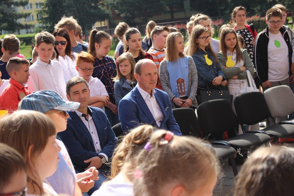 Dziś w Szkole Podstawowej Sportowej nr 15 w Halembie odbył się piknik sportowy w ramach Tygodnia Godności Osób Niepełnosprawnych. Spotkanie zainaugurowały występy artystyczne uczniów.