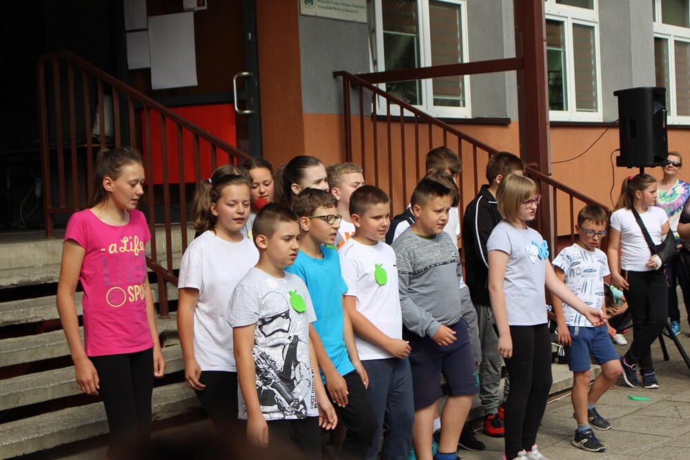 Dziś w Szkole Podstawowej Sportowej nr 15 w Halembie odbył się piknik sportowy w ramach Tygodnia Godności Osób Niepełnosprawnych. Spotkanie zainaugurowały występy artystyczne uczniów.