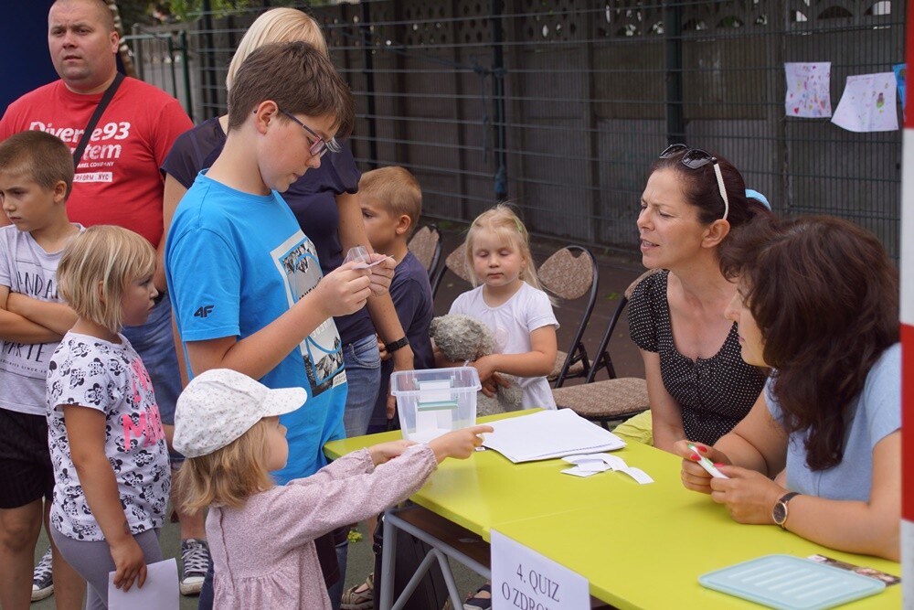 Dmuchańce, gry, zabawy, występy artystyczne i smaczny poczęstunek – to i wiele innych atrakcji czekało wczoraj na uczestników festynu przy Szkole Podstawowej nr 20 im. Marii Konopnickiej w Kochłowicach.