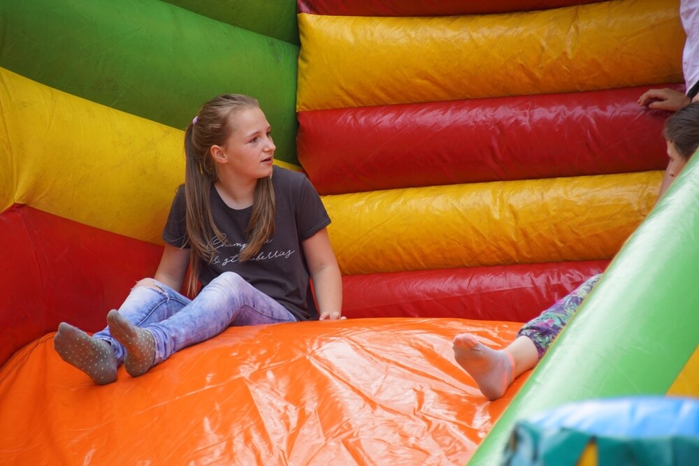 Dmuchańce, gry, zabawy, występy artystyczne i smaczny poczęstunek – to i wiele innych atrakcji czekało wczoraj na uczestników festynu przy Szkole Podstawowej nr 20 im. Marii Konopnickiej w Kochłowicach.