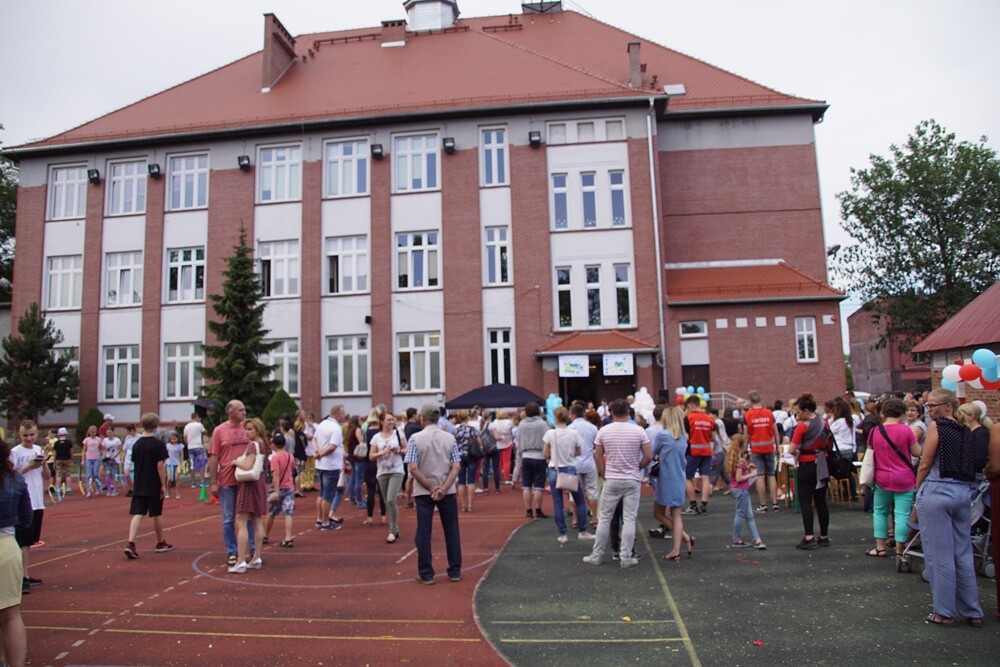 Dmuchańce, gry, zabawy, występy artystyczne i smaczny poczęstunek – to i wiele innych atrakcji czekało wczoraj na uczestników festynu przy Szkole Podstawowej nr 20 im. Marii Konopnickiej w Kochłowicach.