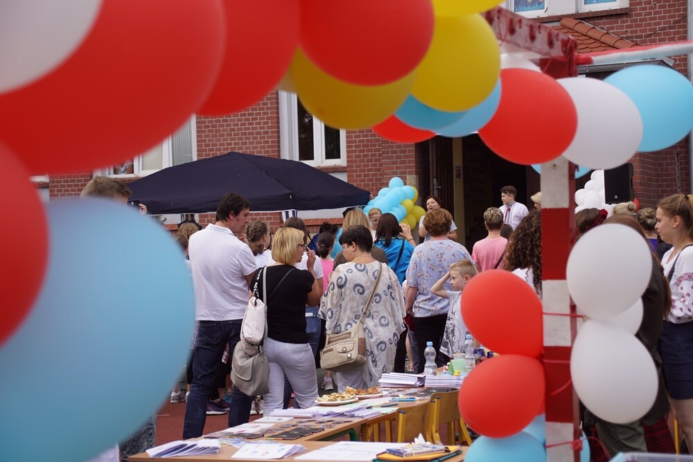Dmuchańce, gry, zabawy, występy artystyczne i smaczny poczęstunek – to i wiele innych atrakcji czekało wczoraj na uczestników festynu przy Szkole Podstawowej nr 20 im. Marii Konopnickiej w Kochłowicach.