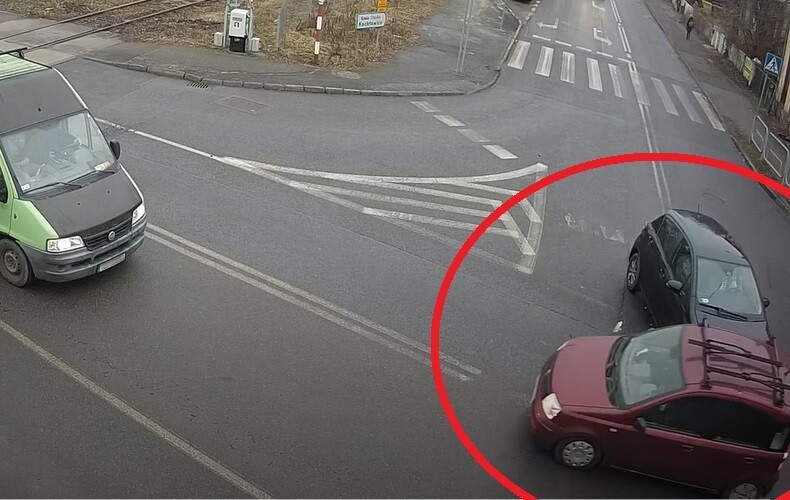 [FILM] Kolizja przy przejeździe kolejowym w Wirku. Kierująca nie ustąpiła pierwszeństwa
