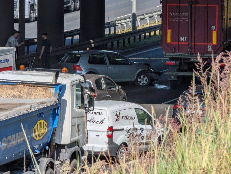[FILM] Poranna kolizja na DTŚ w Rudzie Śląskiej. Volkswagen uderzył w barierki
