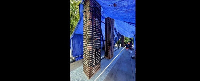 Finał obchodów 80. rocznicy Tragedii Górnośląskiej. Prace przy bramie obozu na finiszu