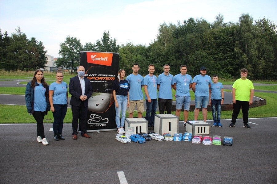 W sobotę i niedzielę na torze w Rudzie Śląskiej - Wirku przy ul. Kolberga odbywały się Finały Mistrzostw Polski modeli samochodów zdalnie sterowanych ON-ROAD.
