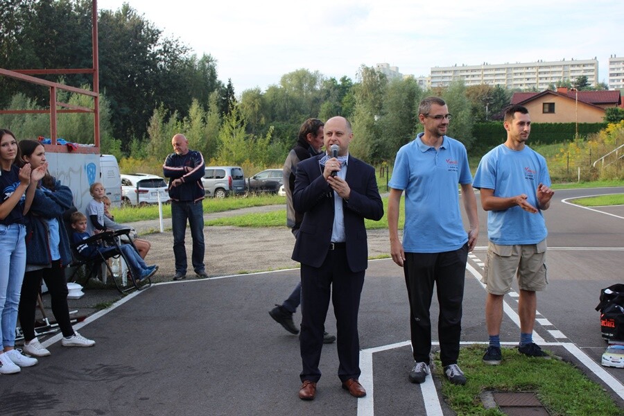 W sobotę i niedzielę na torze w Rudzie Śląskiej - Wirku przy ul. Kolberga odbywały się Finały Mistrzostw Polski modeli samochodów zdalnie sterowanych ON-ROAD.