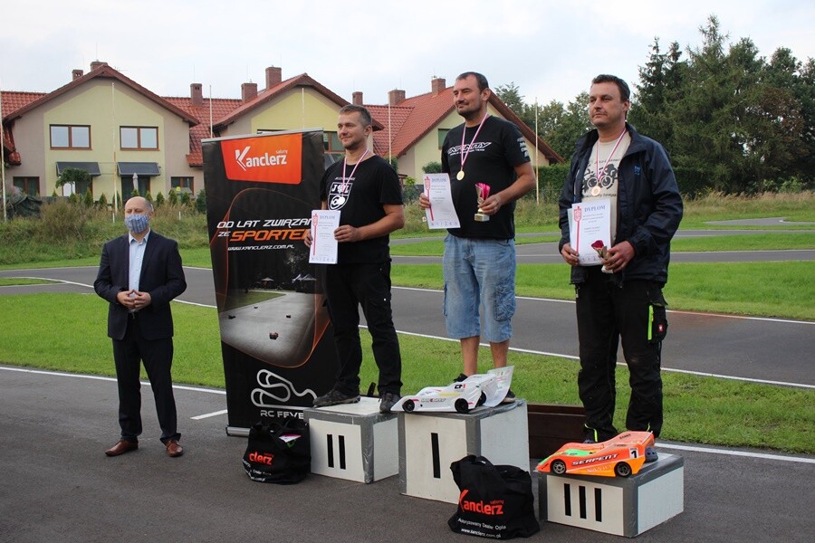 W sobotę i niedzielę na torze w Rudzie Śląskiej - Wirku przy ul. Kolberga odbywały się Finały Mistrzostw Polski modeli samochodów zdalnie sterowanych ON-ROAD.