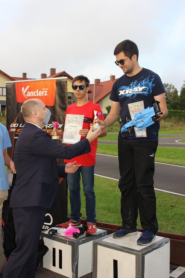W sobotę i niedzielę na torze w Rudzie Śląskiej - Wirku przy ul. Kolberga odbywały się Finały Mistrzostw Polski modeli samochodów zdalnie sterowanych ON-ROAD.