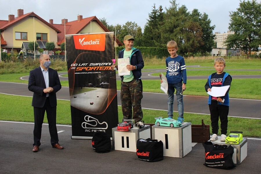W sobotę i niedzielę na torze w Rudzie Śląskiej - Wirku przy ul. Kolberga odbywały się Finały Mistrzostw Polski modeli samochodów zdalnie sterowanych ON-ROAD.