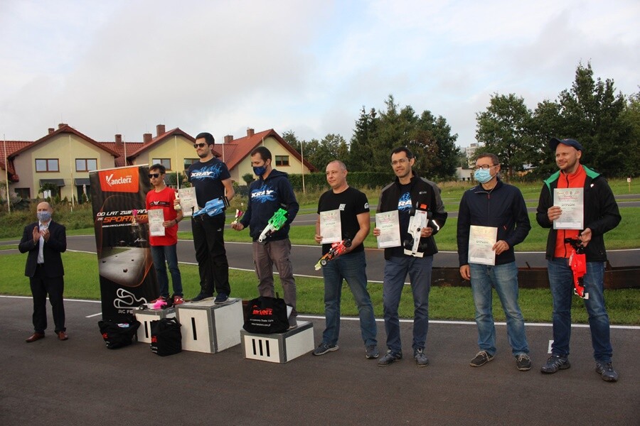 W sobotę i niedzielę na torze w Rudzie Śląskiej - Wirku przy ul. Kolberga odbywały się Finały Mistrzostw Polski modeli samochodów zdalnie sterowanych ON-ROAD.