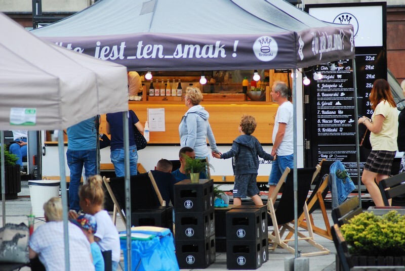 FOOD FEST, czyli święto ulicznego jedzenia w Rudzie Śląskiej! W piątek, 20 sierpnia, na Placu Jana Pawła II przed rudzkim magistratem pojawiły się food trucki, inaugurując trzydniowy festiwal jedzenia. Impreza rozpoczęła się 20 sierpnia i potrwa do niedzieli, 23 sierpnia. W ciągu tych dni każdy będzie mógł skosztować przysmaków serwowanych z mobilnych kuchni.
