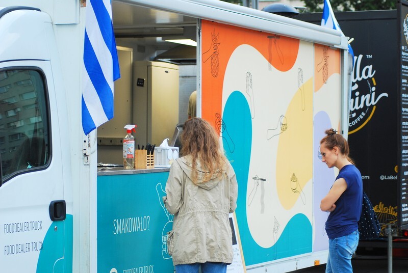 FOOD FEST, czyli święto ulicznego jedzenia w Rudzie Śląskiej! W piątek, 20 sierpnia, na Placu Jana Pawła II przed rudzkim magistratem pojawiły się food trucki, inaugurując trzydniowy festiwal jedzenia. Impreza rozpoczęła się 20 sierpnia i potrwa do niedzieli, 23 sierpnia. W ciągu tych dni każdy będzie mógł skosztować przysmaków serwowanych z mobilnych kuchni.