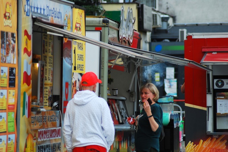FOOD FEST, czyli święto ulicznego jedzenia w Rudzie Śląskiej! W piątek, 20 sierpnia, na Placu Jana Pawła II przed rudzkim magistratem pojawiły się food trucki, inaugurując trzydniowy festiwal jedzenia. Impreza rozpoczęła się 20 sierpnia i potrwa do niedzieli, 23 sierpnia. W ciągu tych dni każdy będzie mógł skosztować przysmaków serwowanych z mobilnych kuchni.