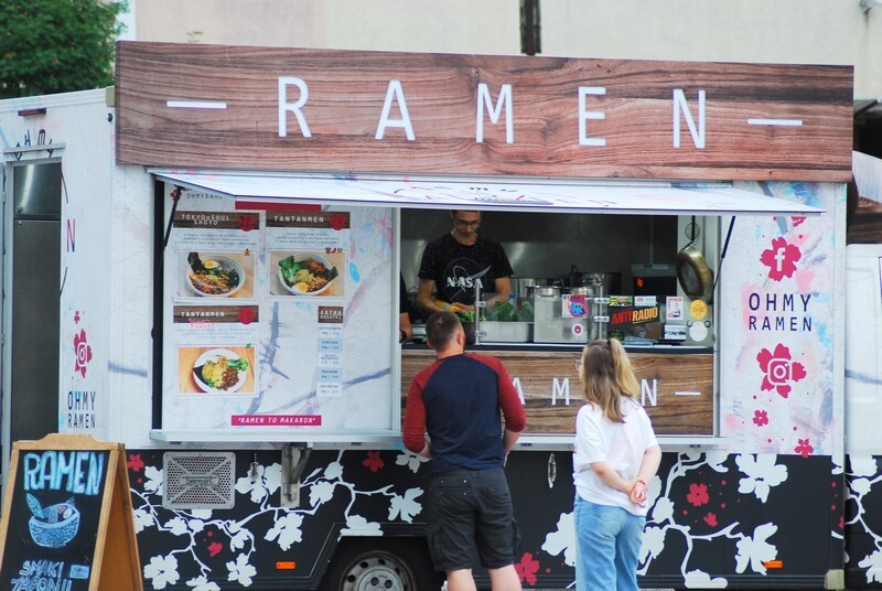 FOOD FEST, czyli święto ulicznego jedzenia w Rudzie Śląskiej! W piątek, 20 sierpnia, na Placu Jana Pawła II przed rudzkim magistratem pojawiły się food trucki, inaugurując trzydniowy festiwal jedzenia. Impreza rozpoczęła się 20 sierpnia i potrwa do niedzieli, 23 sierpnia. W ciągu tych dni każdy będzie mógł skosztować przysmaków serwowanych z mobilnych kuchni.