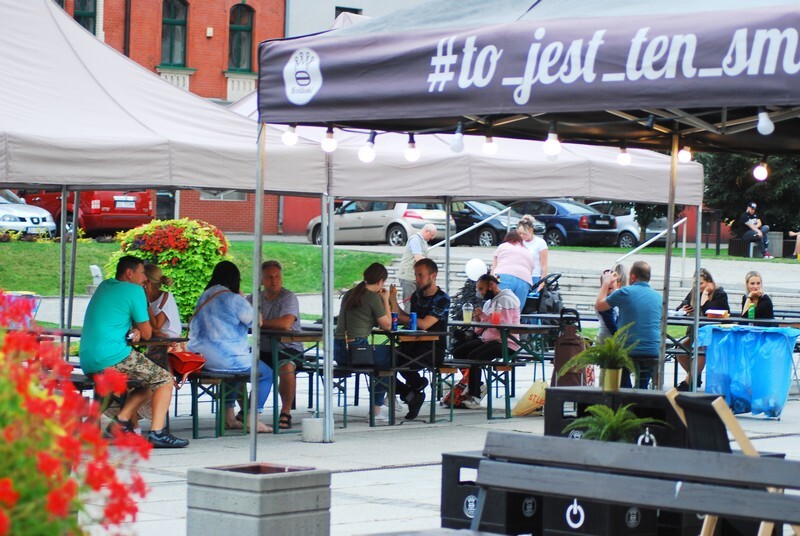 FOOD FEST, czyli święto ulicznego jedzenia w Rudzie Śląskiej! W piątek, 20 sierpnia, na Placu Jana Pawła II przed rudzkim magistratem pojawiły się food trucki, inaugurując trzydniowy festiwal jedzenia. Impreza rozpoczęła się 20 sierpnia i potrwa do niedzieli, 23 sierpnia. W ciągu tych dni każdy będzie mógł skosztować przysmaków serwowanych z mobilnych kuchni.