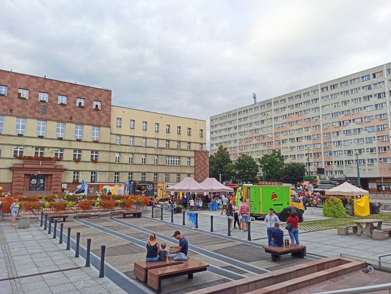 FOOD FEST, czyli święto ulicznego jedzenia w Rudzie Śląskiej! W piątek, 20 sierpnia, na Placu Jana Pawła II przed rudzkim magistratem pojawiły się food trucki, inaugurując trzydniowy festiwal jedzenia. Impreza rozpoczęła się 20 sierpnia i potrwa do niedzieli, 23 sierpnia. W ciągu tych dni każdy będzie mógł skosztować przysmaków serwowanych z mobilnych kuchni.
