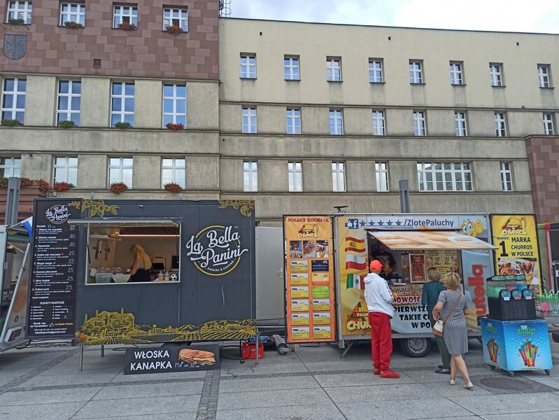 FOOD FEST, czyli święto ulicznego jedzenia w Rudzie Śląskiej! W piątek, 20 sierpnia, na Placu Jana Pawła II przed rudzkim magistratem pojawiły się food trucki, inaugurując trzydniowy festiwal jedzenia. Impreza rozpoczęła się 20 sierpnia i potrwa do niedzieli, 23 sierpnia. W ciągu tych dni każdy będzie mógł skosztować przysmaków serwowanych z mobilnych kuchni.