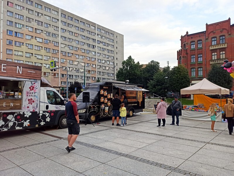 FOOD FEST, czyli święto ulicznego jedzenia w Rudzie Śląskiej! W piątek, 20 sierpnia, na Placu Jana Pawła II przed rudzkim magistratem pojawiły się food trucki, inaugurując trzydniowy festiwal jedzenia. Impreza rozpoczęła się 20 sierpnia i potrwa do niedzieli, 23 sierpnia. W ciągu tych dni każdy będzie mógł skosztować przysmaków serwowanych z mobilnych kuchni.
