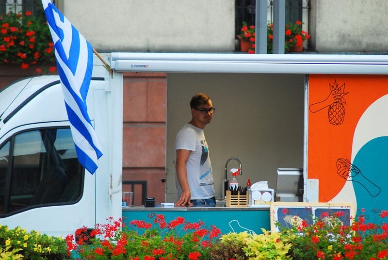 FOOD FEST, czyli święto ulicznego jedzenia w Rudzie Śląskiej! W piątek, 20 sierpnia, na Placu Jana Pawła II przed rudzkim magistratem pojawiły się food trucki, inaugurując trzydniowy festiwal jedzenia. Impreza rozpoczęła się 20 sierpnia i potrwa do niedzieli, 23 sierpnia. W ciągu tych dni każdy będzie mógł skosztować przysmaków serwowanych z mobilnych kuchni.