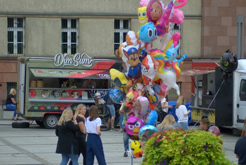 FOOD FEST, czyli święto ulicznego jedzenia w Rudzie Śląskiej! W piątek, 20 sierpnia, na Placu Jana Pawła II przed rudzkim magistratem pojawiły się food trucki, inaugurując trzydniowy festiwal jedzenia. Impreza rozpoczęła się 20 sierpnia i potrwa do niedzieli, 23 sierpnia. W ciągu tych dni każdy będzie mógł skosztować przysmaków serwowanych z mobilnych kuchni.