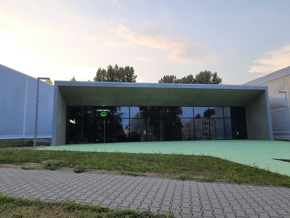 Kompleks sportowy Football-on przy ul. Czarnoleśnej kilka dni temu został oficjalnie otwarty. Centrum mieści m.in. trzy całoroczne hale piłkarskie 24 m x 44 m, salę do treningu funkcjonalnego.