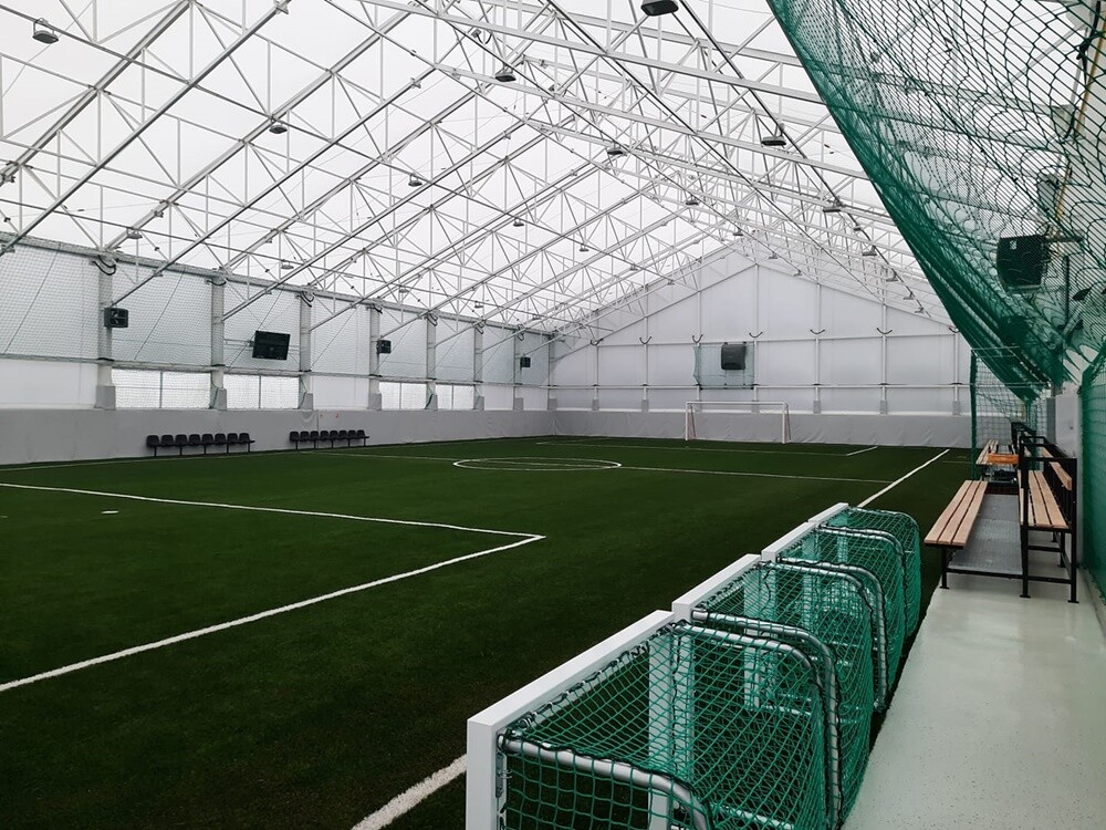 Kompleks sportowy Football-on przy ul. Czarnoleśnej kilka dni temu został oficjalnie otwarty. Centrum mieści m.in. trzy całoroczne hale piłkarskie 24 m x 44 m, salę do treningu funkcjonalnego.