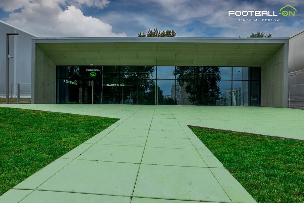 Kompleks sportowy Football-on przy ul. Czarnoleśnej kilka dni temu został oficjalnie otwarty. Centrum mieści m.in. trzy całoroczne hale piłkarskie 24 m x 44 m, salę do treningu funkcjonalnego.