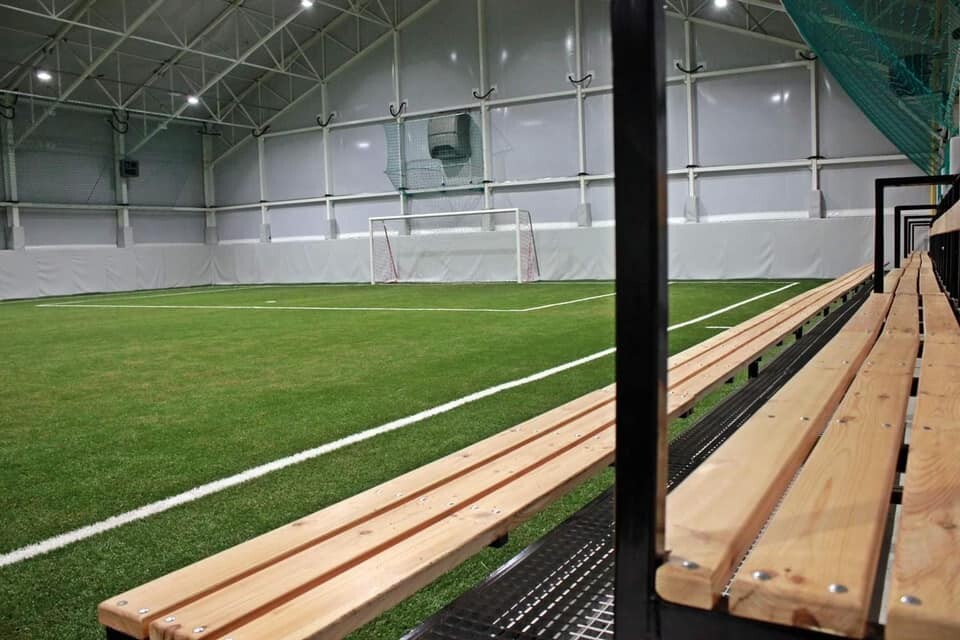 Kompleks sportowy Football-on przy ul. Czarnoleśnej kilka dni temu został oficjalnie otwarty. Centrum mieści m.in. trzy całoroczne hale piłkarskie 24 m x 44 m, salę do treningu funkcjonalnego.